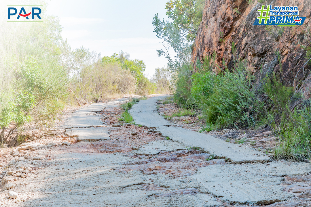 melewati jalan rusak