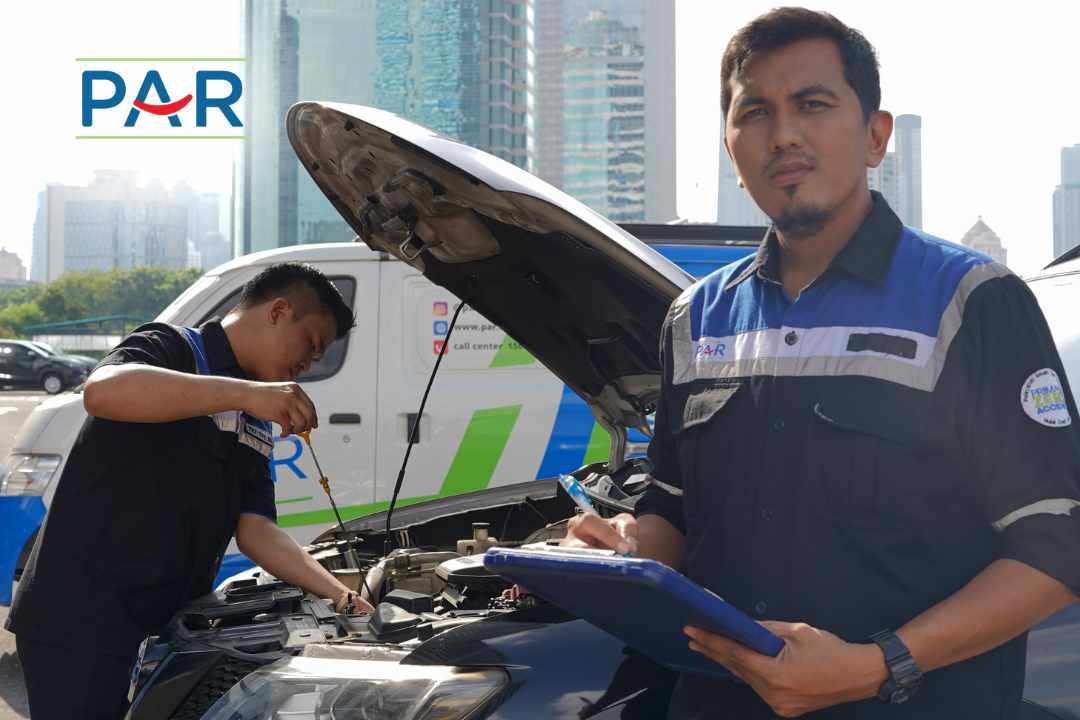 Teknisi PAR Auto Care melakukan service mobil panggilan armada perusahaan di lokasi